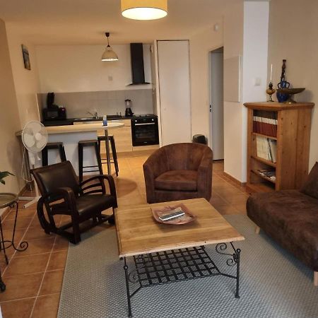 Appartement 1 Chambre Avec Piscine Юзес Экстерьер фото
