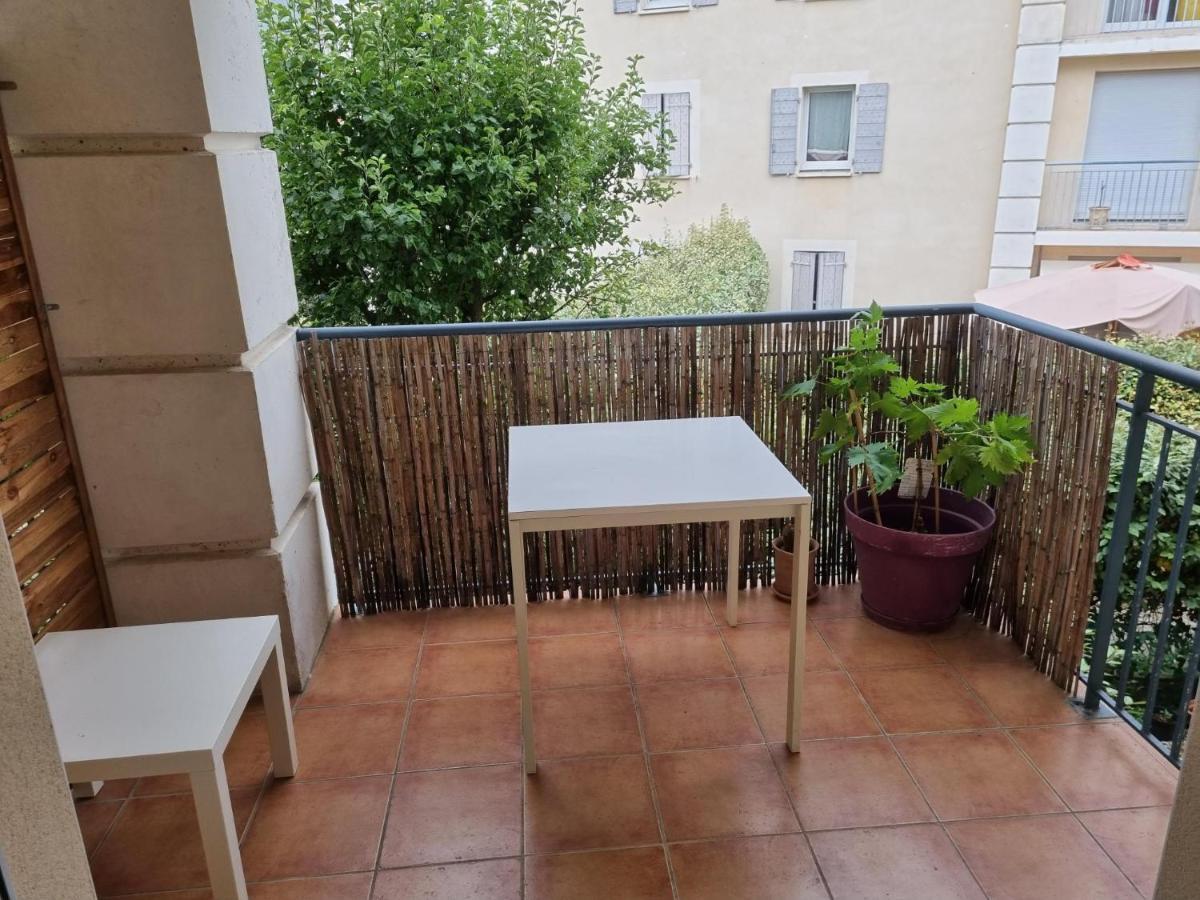 Appartement 1 Chambre Avec Piscine Юзес Экстерьер фото